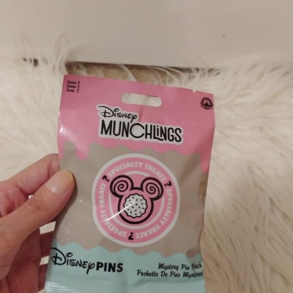 💖FIRM! NWT DISNEY PARKS DISNEY MUNCHLINGS SERIES 2 MYSTERY BAG TRADING PIN - Picture 6 of 8